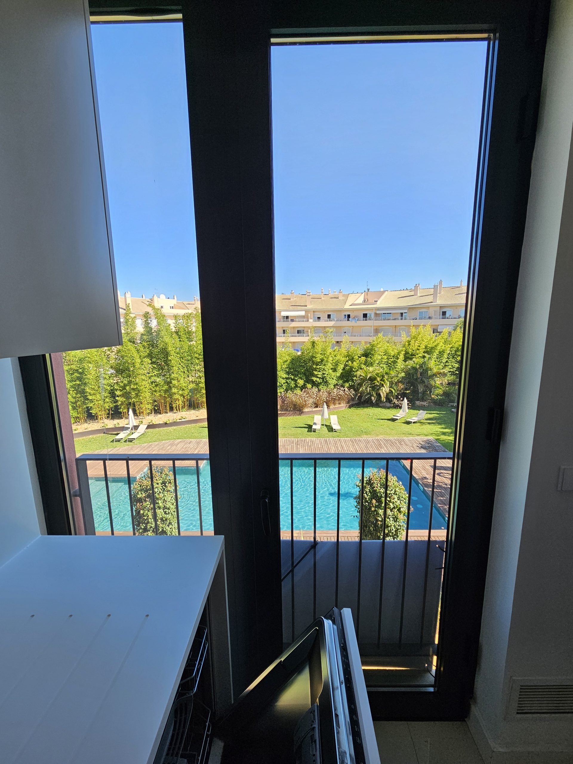 Cozinha com vista para a piscina