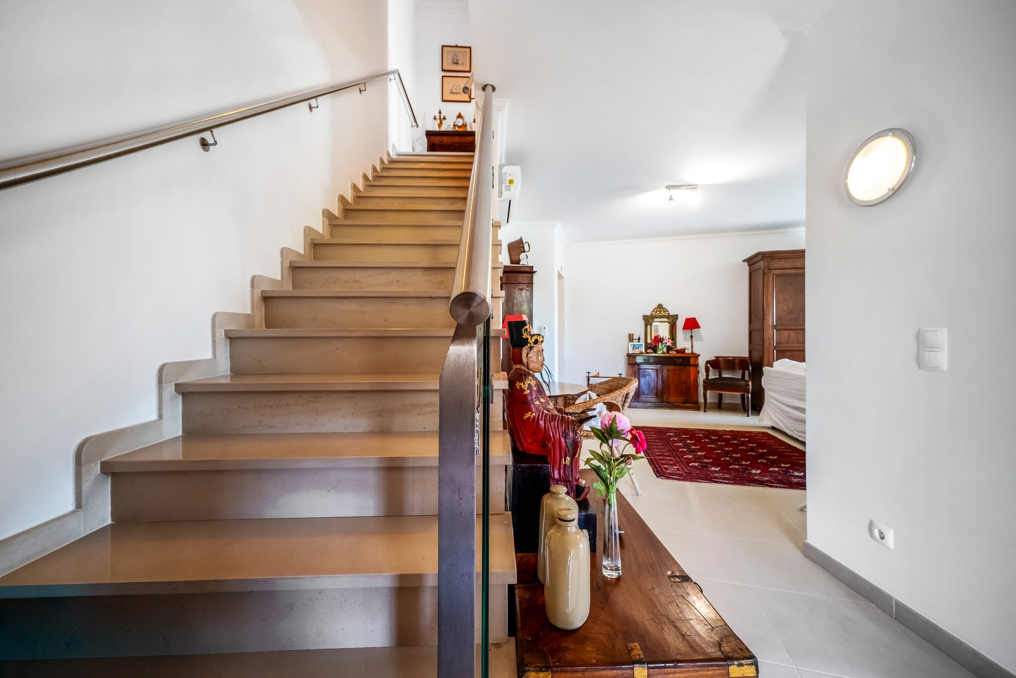 Escadas para o 1º piso