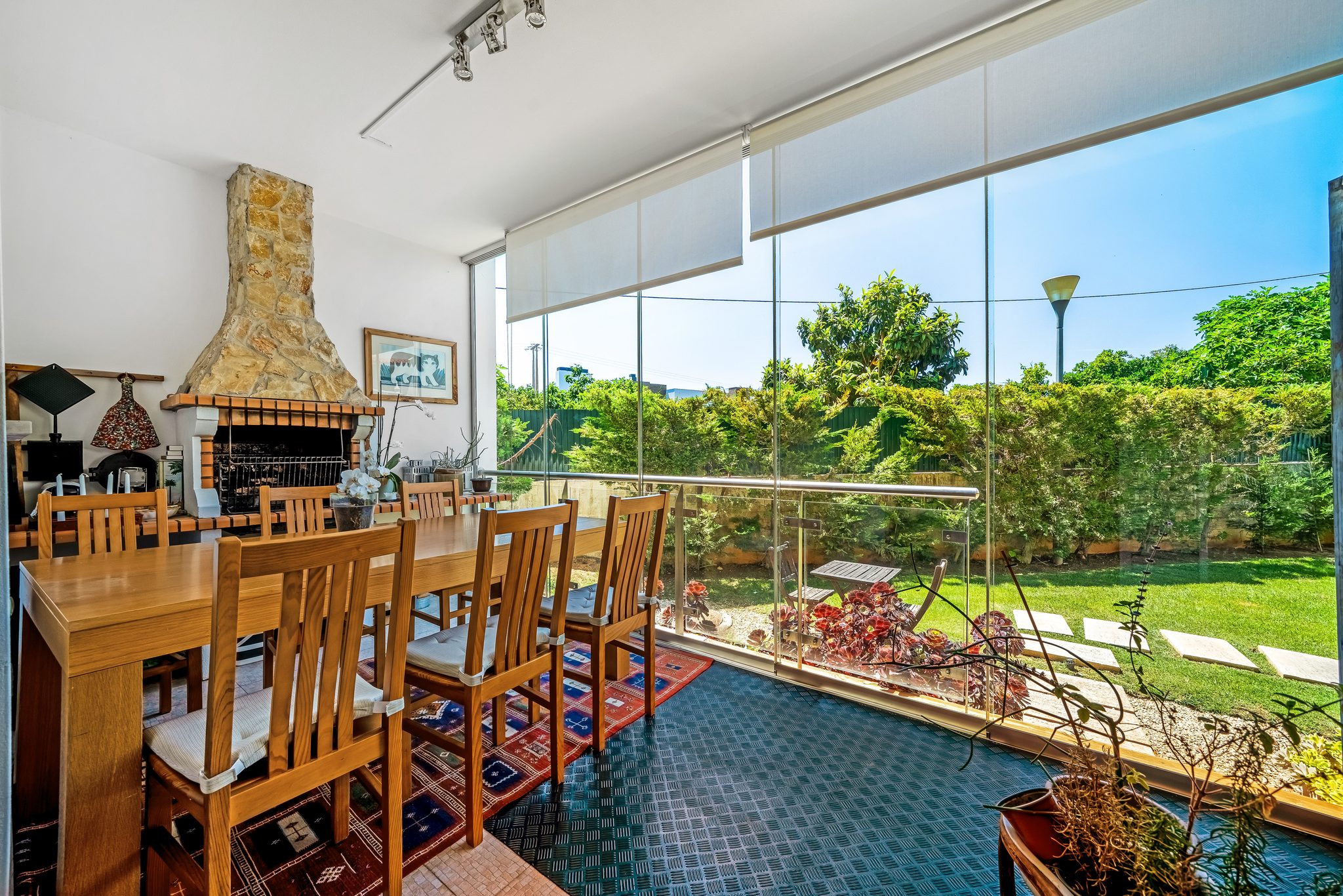 Terraço usado como sala de jantar