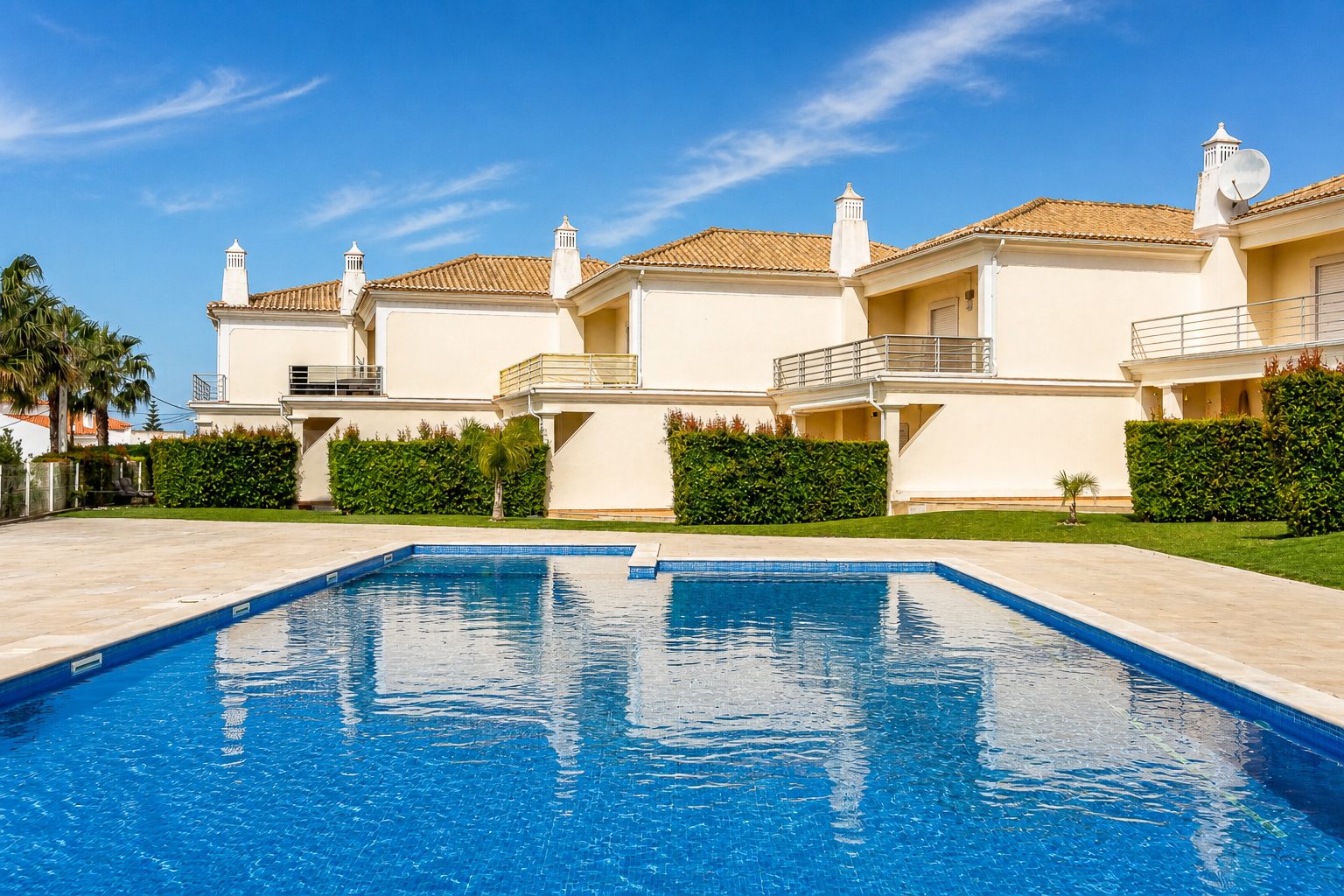 Fachada e piscina comum