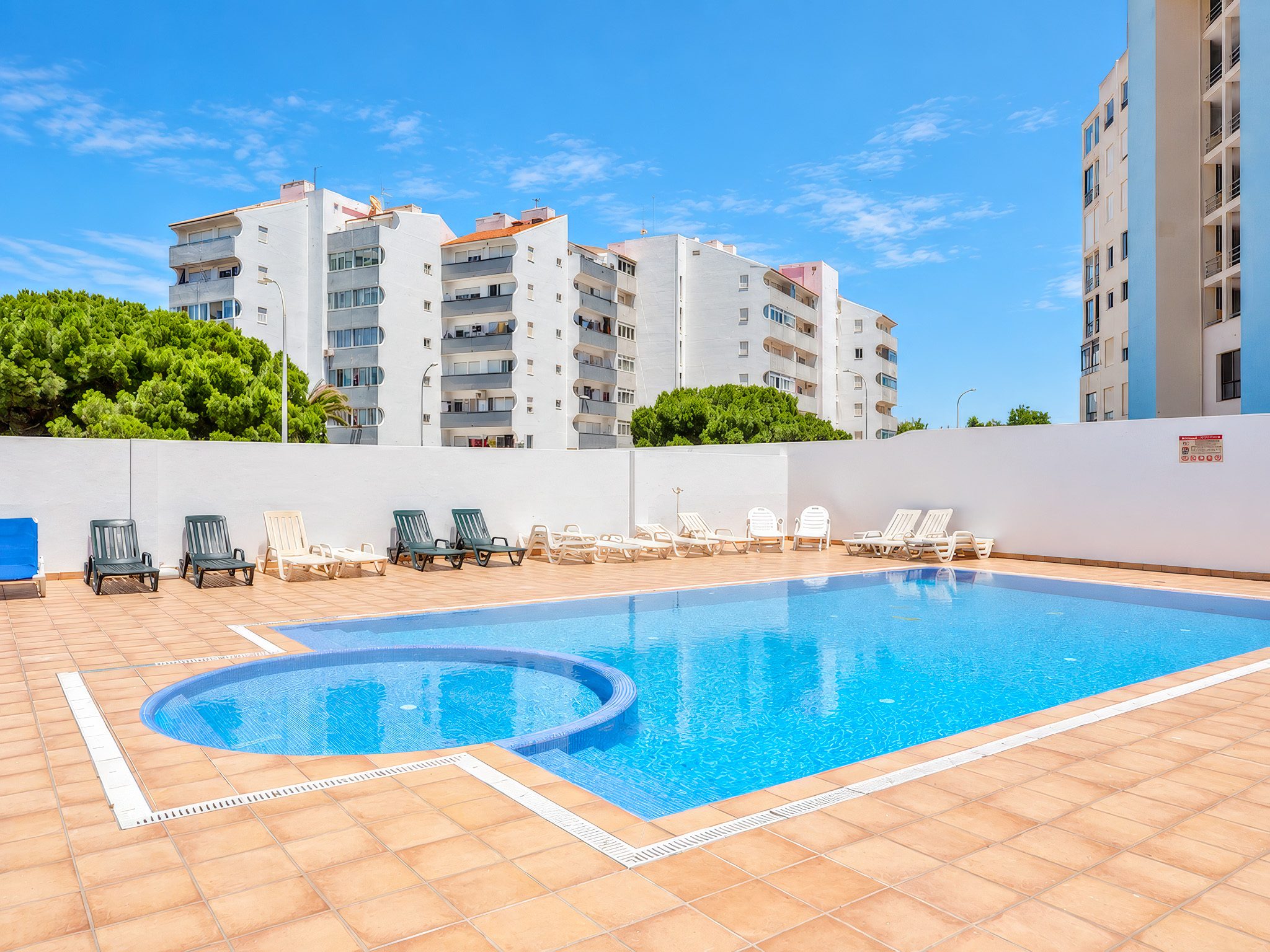 Edifício e piscina