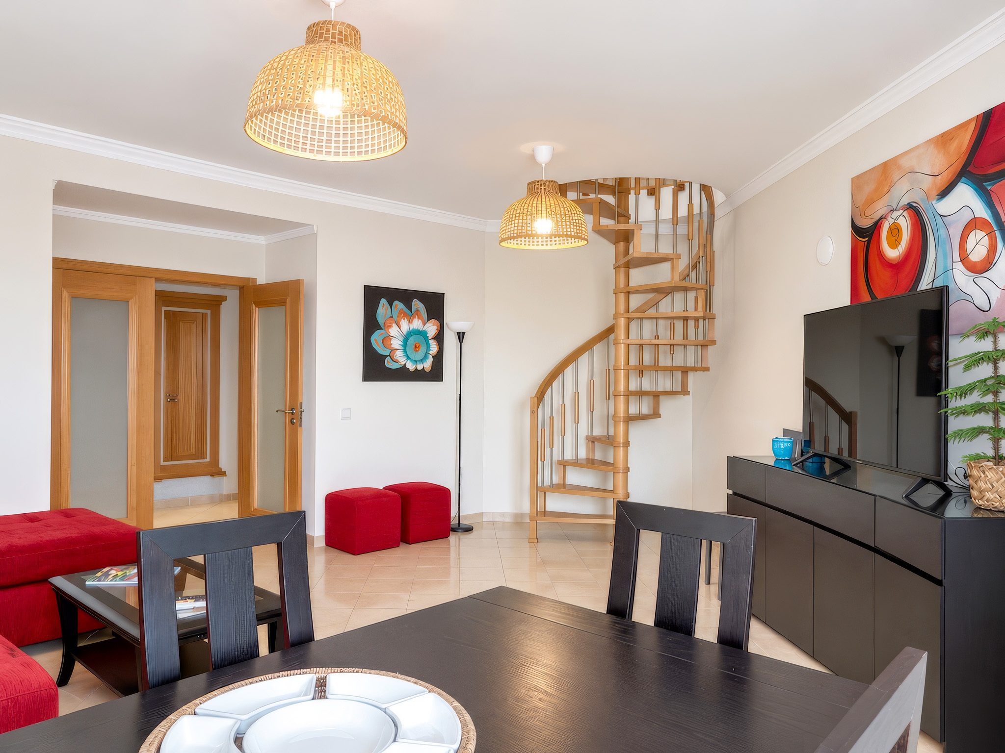 Sala com escadas para o piso superior